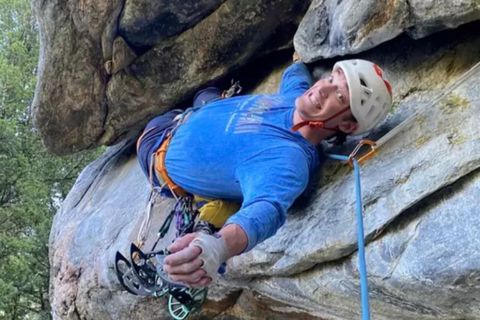 Un cunoscut alpinist a murit, după ce a căzut în gol, în timpul unei transmisiuni live! Mii de fani au asistat la tragedie